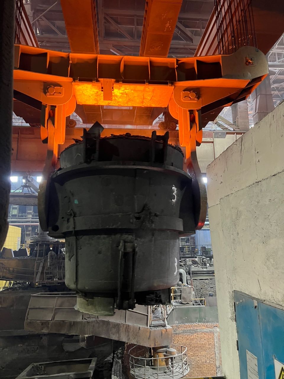 吊裝款雷達助力行車上鐵水液位高度測量，解決工業現場難題